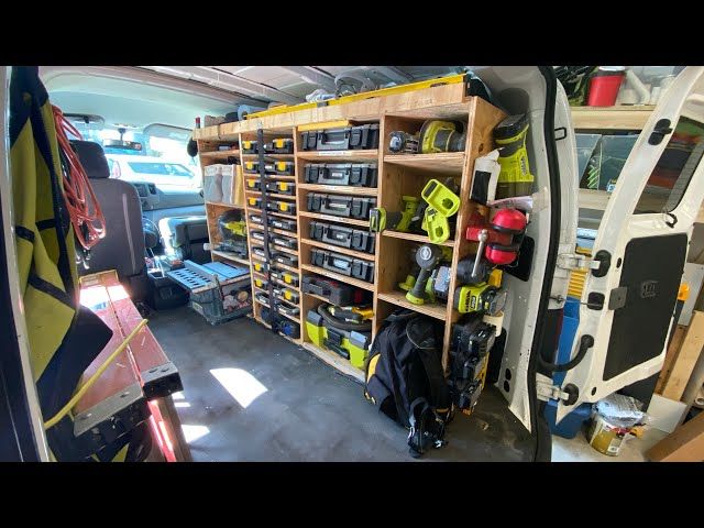Professionell organisierter Transporter-Ausbau mit Holzregalen